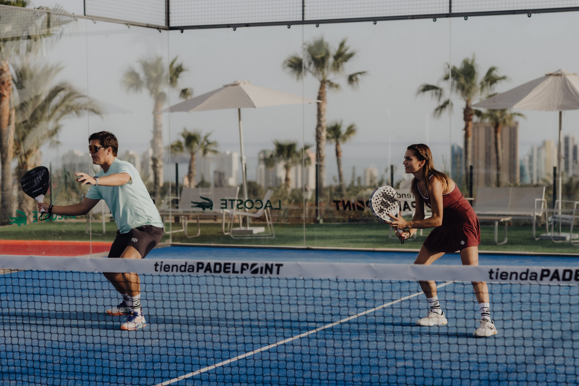 Padelspillere på bane i Spania